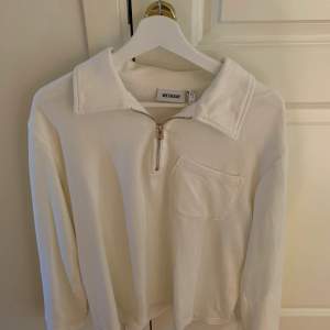 Säljer en vit halfzip overshirt köpt från weekday för 800.   Varsamt använd och ser ut som ny, pris kan diskuteras vid snabb affär. 