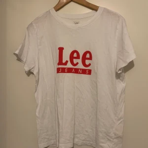 T-shirt  - Lee T-shirt  Knappt använd Storlek m