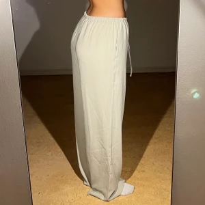 Byxor, från H&M  - Avslappnade och sköna, knappt använda 🤍