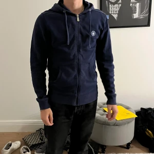 2 sail racing och 1 Nike tech fleece  - Den blåa sailracing tröjan har ett litet hål på baksidan av vänster armen köp en tröja för 650 eller alla tre för 1500