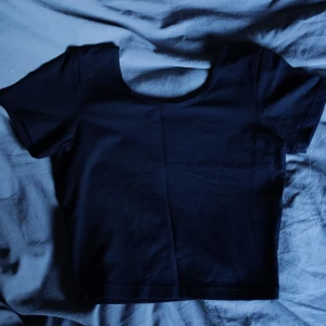 Croptop American Apparel  - Mjuk och skön croptop ifrån American Apparel i storlek S. Material Bomull/Spandex som gör den stretchig och flexibel. Aldrig använd. Skriv i chatt vid intresse. Möts upp i Hägersten