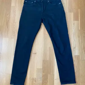 Levi’s jeans i nyskick, säljer pga dom är för små