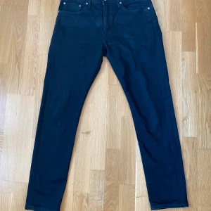Levi’s Slim Fit, strl 32x32 - Levi’s jeans i nyskick, säljer pga dom är för små