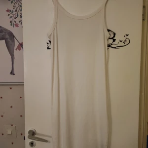 Vit linneklänning - Jättefin vit klänning som tyvärr aldrig blivit buren av mig. Den är en aning genomskinlig. 