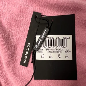 Rosa Juicy Couture byxor i storlek XS. - Rosa Juicy-byxor i frotté. Använda 1 gång.  Står ej för frakt.  