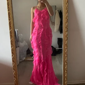 Rosa maxiklänning  - Rosa maxiklänning med fladdriga detaljer! Helt oanvänd och köpt i somras 