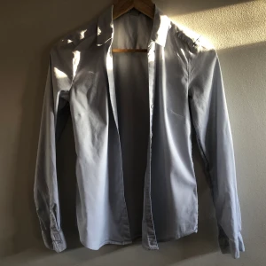 Business skjorta, hm - Ljusblå skjorta från hm, knappt använd, vita knappar