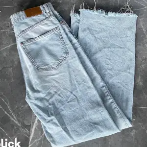 Lägger ut igen pga förra annonsen försvann! Säljer dessa fina ljusa jeans från Gina i storlek 36. Köptes för kanske drygt ett år sedan och bara legat i garderoben, som nya. Köparen står för frakt och pris kan diskuteras 🌟💞