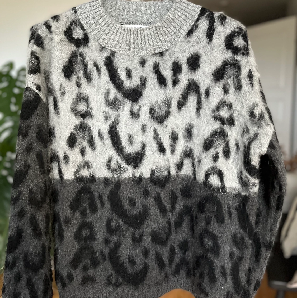 Stickad tröja i leoprint (36) - Mango - 90