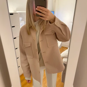 Kappa/jacka - Säljer nu min superfina beigea kappa som tyvärr inte är min stil längre. Storlek S🤍🤍