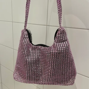 Väska - En super fin glittrig rosa väska som aldrig kommit till användning!💓