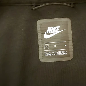 Nike zip hoddie - Köpte för typ 1 månad sen men den e för stor. Annars är den i bra skick och finns inga hål. Inköpt för 1300