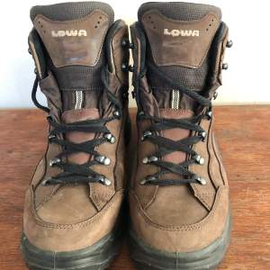 Hiking boots/vandringskängor från Lowa imodellen Renegade. Använda två ggr i jättefint skick. Storleken är 44 men är små i storleken så närmare 43. Nypris 2300kr. 