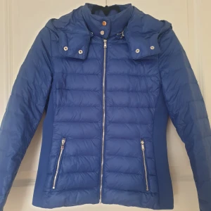 Jacka - En superfin tunnjacka i blå från Zara 💙  perfekt till regnperioder 🌦 knappt använt 