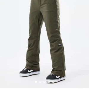 Snowboard / skid- kläder - Måste tyvärr sälja mitt sjukt snygg snowboard set från dope.  Det har blivit för stort för mig. Strl M i båda plaggen.  Använd 4 dagar, förra året 2021.  Väl skött. Inga skavanker. 