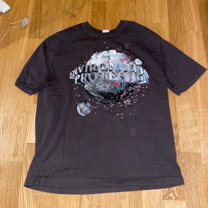 Brun T-shirt med tryck - Fint skick med ett fint tryck på.