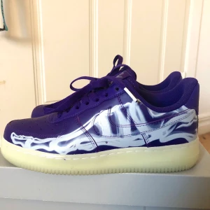 Nike Air Force 1 Low ’07 QS - Snygga unika lila skeleton air forces köpta ifrån STOCKX, säljer då de inte kom till användning, använda 2ggr! Nypris varierar mellan 1,9-3k, fraktar med lådan!