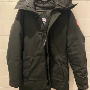 Canada Goose Chateu Parka - Hej!  Säljer min Canada Goose Chateu Parka. Storlek M/M 4000 kr  Skriv till mig för mer info!