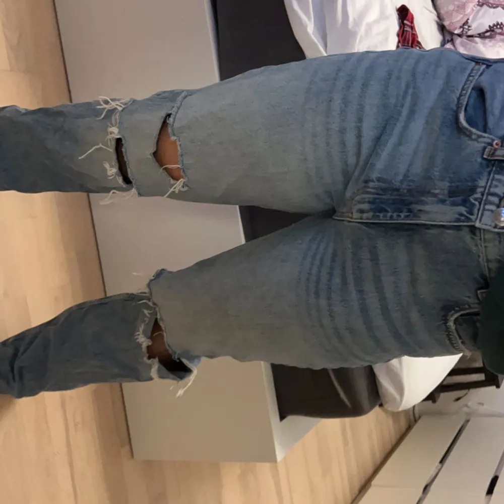 Säljer mina Gina Tricot jeans eftersom dom aldrig kommer till användning tyvärr. Jeansen är snygga med fina hål och extremt sköna. Jeans & Byxor.
