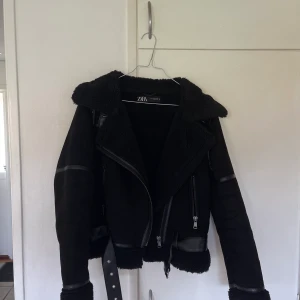 Zara jacka - Säljer denna fina höst/vinterjacka från Zara i storlek M då den inte kommer till användning. Endast använd ett fåtal gånger förra hösten💕 Köpte den för 859kr. Står ej för frakt📦