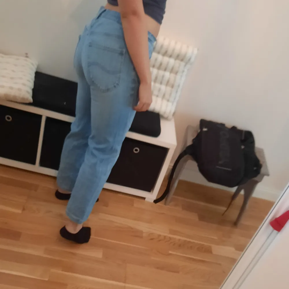 Sparsamt använda lågmidjade lee jeans. Är i strl M i midjan, men i oklar längd. Som ni ser på bilden är dom lite korta för mig som är 169 cm lång. Pris kan diskuteras vid smidig affär. Jeans & Byxor.