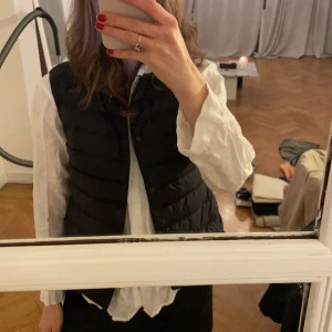 Uniqlo väst - Perfekt under kappan Elr som den är. Väldigt gott skick