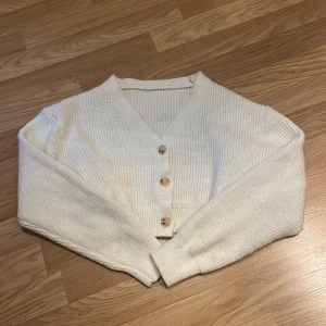 Vit stickad cropped tröja  - Tröjan är i fint skick säljer pågrund av att jag aldrig använt den 