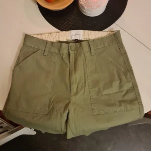 Byxor - Säjer nu mina byxor för dom är för små. Använd en gång. Stl s