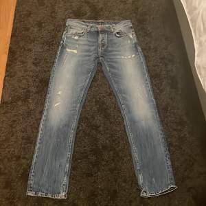 Ett par riktigt snygga jeans från nudie i modellen grim tim med slitningar, nypris är 1600.