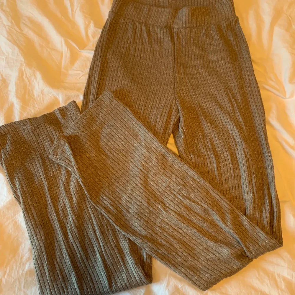 Ett brun beiget sett från bikbok byxorna i storlek xxs och tröja i storlek xs  Tröjan har prislappen på . Tröjor & Koftor.