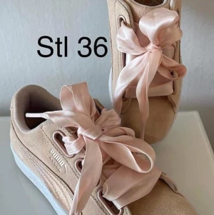 Puma sneakers storlek 36 - Puma sneakers i storlek 36. Skick: lite smuts framtill på ena men syns ej så mycket. Går säkert att få bort. Nypris: 900 kr Mitt pris: 266 kr inklusive spårbar frakt