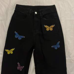 Jätte gulliga och fina jeans med färgade fjärilar 🦋Dom är i perfekt skick! Kontakta för mer frågor✨