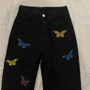 Jätte gulliga och fina jeans med färgade fjärilar 🦋Dom är i perfekt skick! Kontakta för mer frågor✨