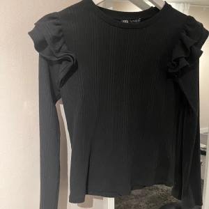 Tröja med volang  - Supersöt tröja från zara med volang💗 använd max två gånger, så i väldigt bra skick. Hör av dig vid frågor eller om du är intresserad! Frakt 51 kr 