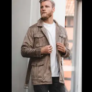 Fitted safari jacket made In soft vegan suede. Helt ny och oöppnad 