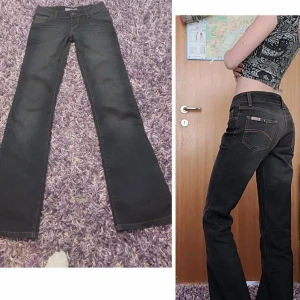 Bootcut jeans - Asfina blågrå bootcut jeans jag köpt av en tjej här på Plick, lågmidjade. Tyvärr va de lite för små för mig så jag hoppas att de kan hitta en ny ägare!💗(storlek W26 L32)
