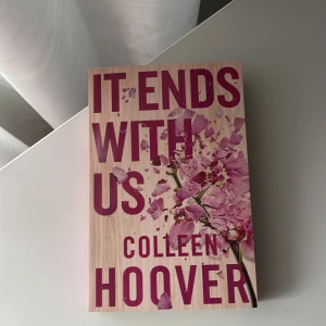 It ends with us - Colleen Hoover - Boken är nästan helt ny, har läst den en gång och sen har den bara stått på min hylla. Säljer den för 95kr+frakt. (Köpte den för 119 på adlibris) 