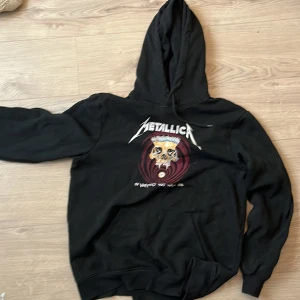 Metallica  - En svart hoodie med tryck av metallica. Använd 1 gång. Köparen står för frakt 