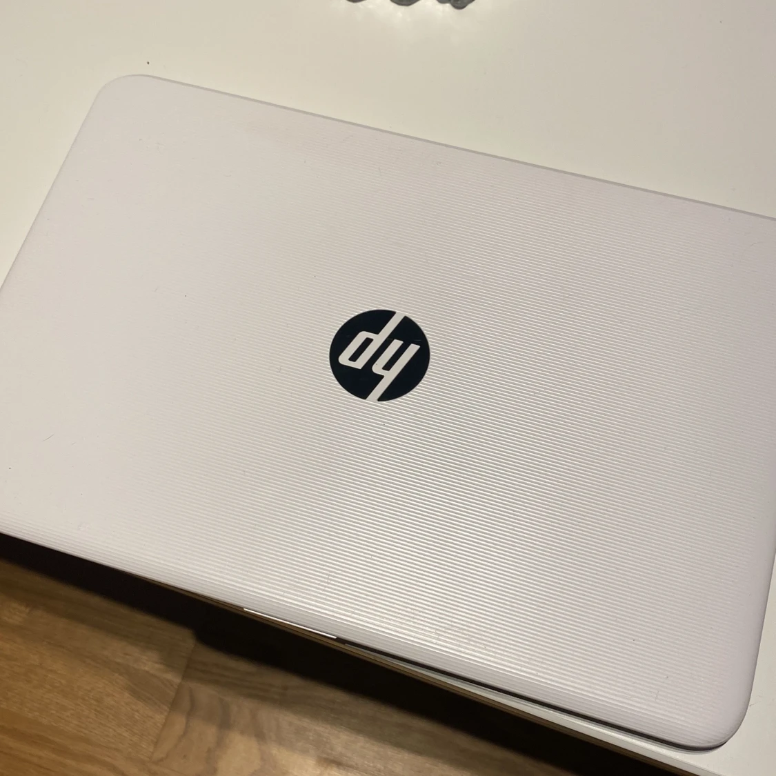 En vit hp dator  - 90