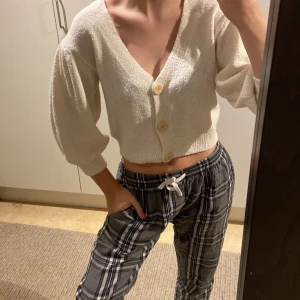 Kofta  - Superfin vit kofta från pullnbeer! Storlek S