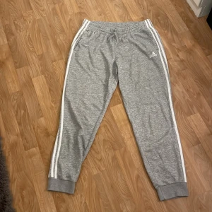 Adidas mjukisbyxor L - Bekväma o sköna mjukisbyxor. Använt ett par gånger. Priset kan diskuteras! 