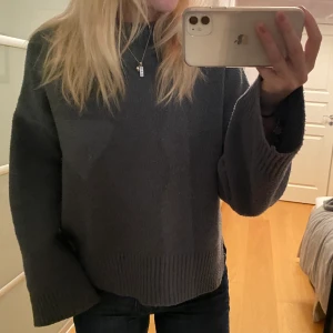 Stickad tröja  - Kommer tyvärr inte till användning!! Skriv vid frågor!!