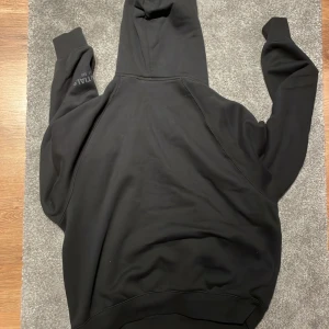 Essentials hoodie - Säljer nu min fear of god essentials hoodie Använt ett fåtal gånger hemma Köpt på stockx
