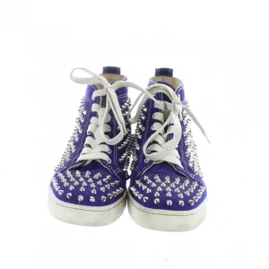 Christian Louboutin  - As snygga Louboutin skor! Säljer pågrund av att de är för små för mig som i vanliga fall är storlek 40. De saknar en nit. Kan gå ner i pris vid snabbt köp🥰