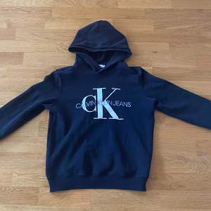 En svart Calvin Klein Hoodie i storlek xs. Väldigt fint skick och nästan oanvänd. Pris: 500 kr Frakt: 49 kr