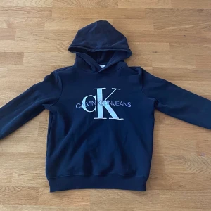 Calvin Klein Hoodie  - En svart Calvin Klein Hoodie i storlek xs. Väldigt fint skick och nästan oanvänd. Pris: 500 kr Frakt: 49 kr