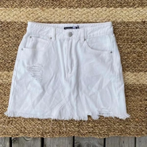 Vit kjol  - Vit fin somrig kjol  Stl Xs 