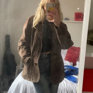 Vintage mockajacka  - Brun vintage mockajacka, perfekt för höst! Köpt second hand, använd få gånger av mig. 