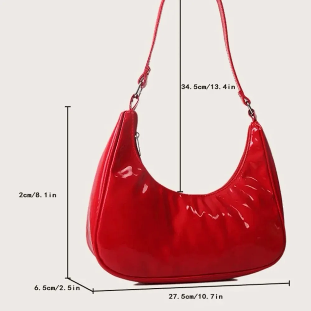 Säljer denna röda axelväska , endast använd en gång 🤍. Väskor.