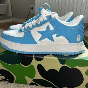 Bapesta  - Bapesta patent leather blue white Mycket bra skick, använda 2-3 gånger.  Storlek 43  Box ingår! 